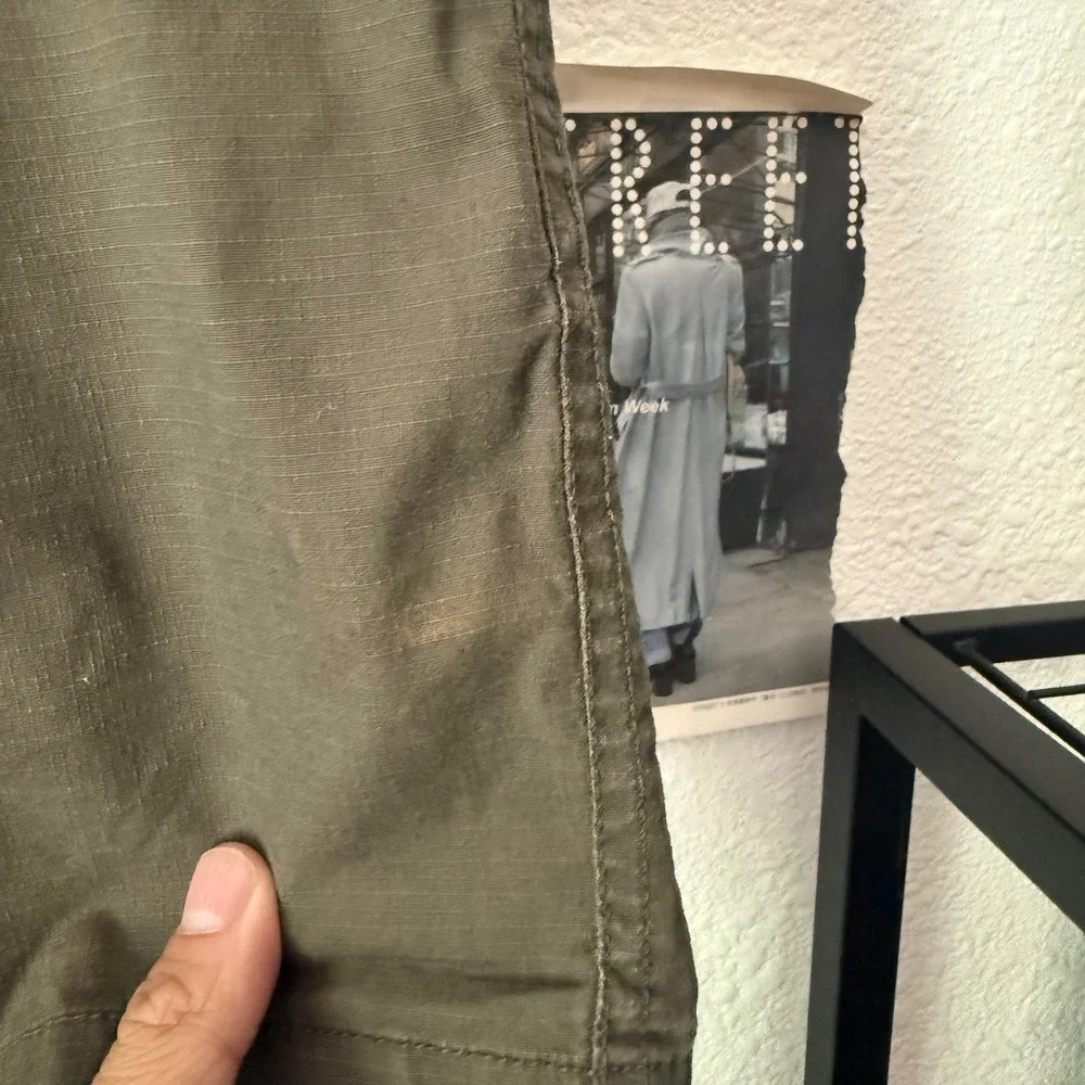 VUORI olive green men's athletic cargo pull on drawstring shorts